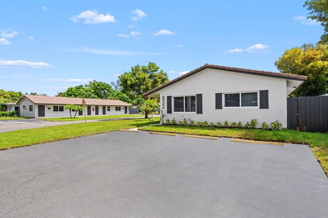 Building Photo - 832 NE 12th Ave