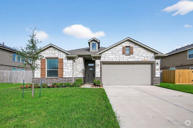 Building Photo - Modern Comfort with a Spacious Backyard in... Rental
