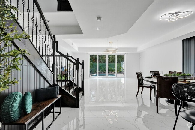 Building Photo - 2708 NE 30th Pl Rental