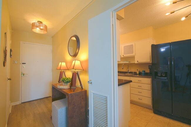 Unit Entrance - 3080 Walnut Grove Rd Unidad Commodore  305