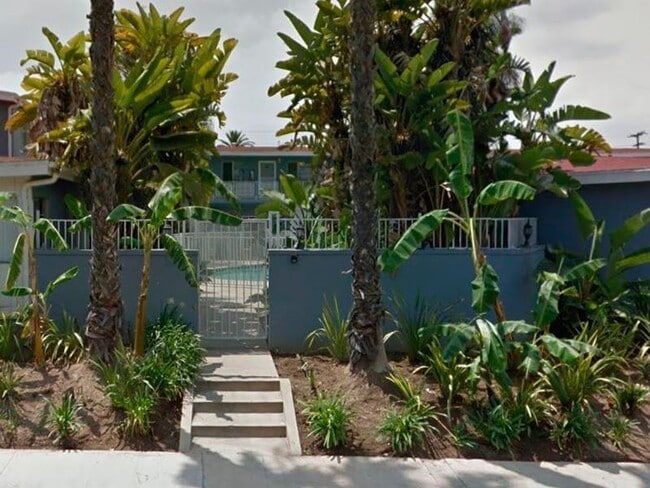 1055 Loma