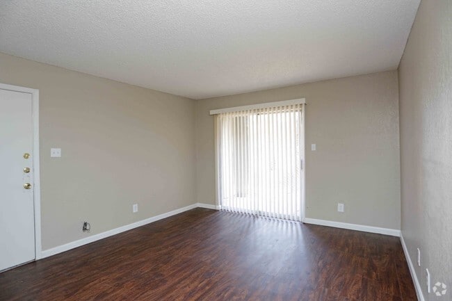 2BR,2BA - 930SF - LIVING ROOM