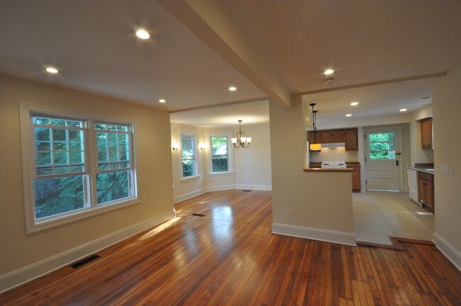 Building Photo - 32 Weaver St Unit 1