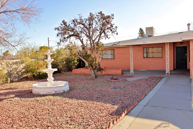 Building Photo - Spacious home Move-In Ready