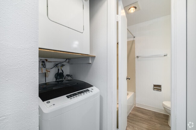 2BR, 1BA - 1,050SF - Washer/Dryer