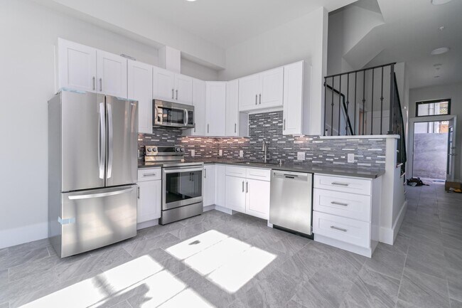 Photo - 2550 Regent St