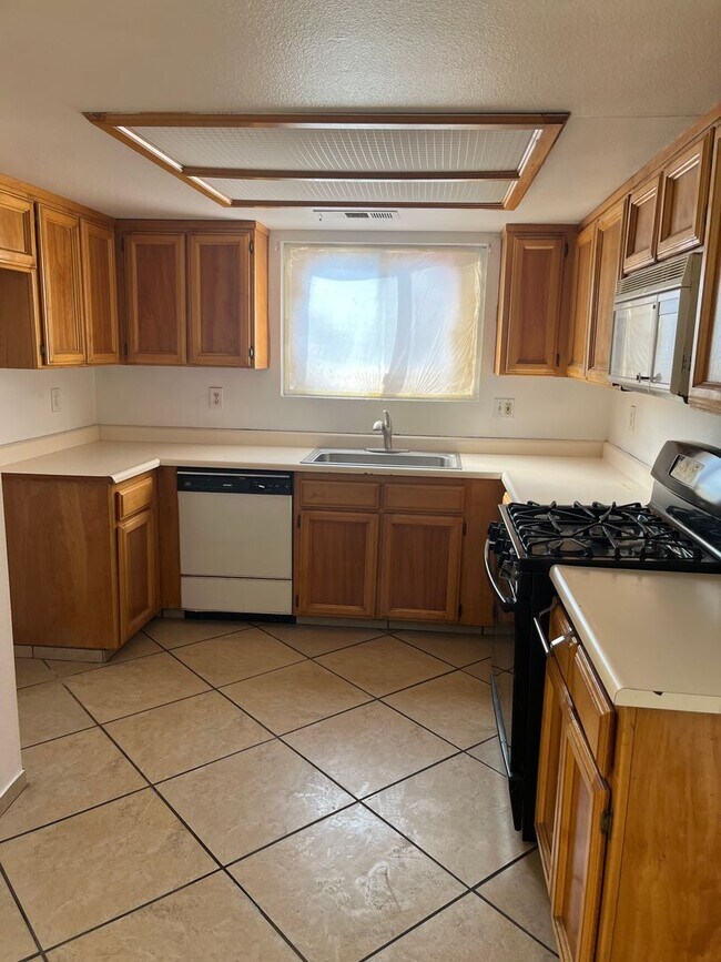 Photo - Coming soon-  Spacious 3 bed/2bath Single Family home in Delano!!