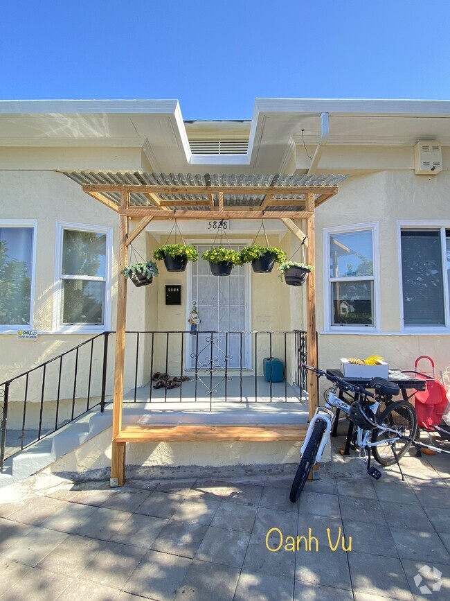 Building Photo - 5828 Adeline St Unit 5828 Adeline Rental