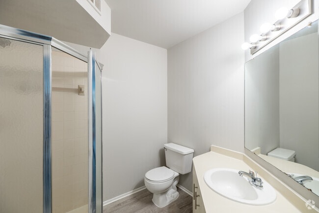 2BR 2BA - 1065SF - Master Bathroom