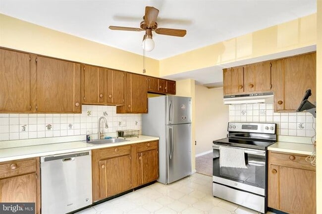 Photo - 4905 Van Walbeek Plz