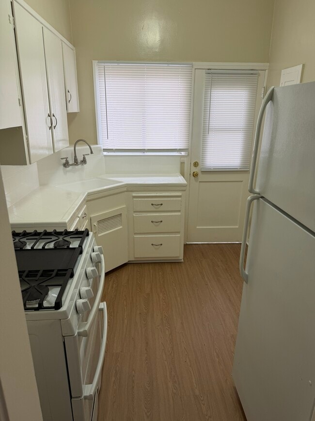 Building Photo - 801 W Glenoaks Blvd Unit 801