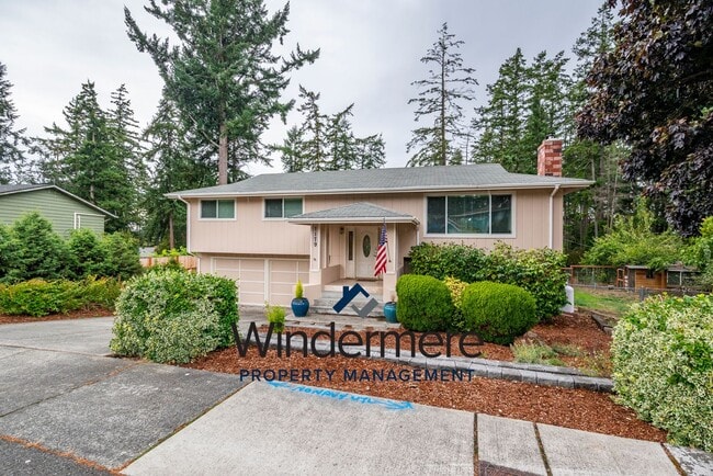 Building Photo - Spacious 3 Bedroom 3 Bath in town