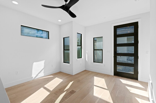 Photo - 2916 E 13th St