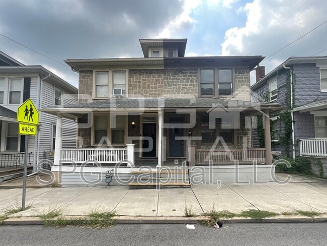 Building Photo - 328 E College Ave Rental