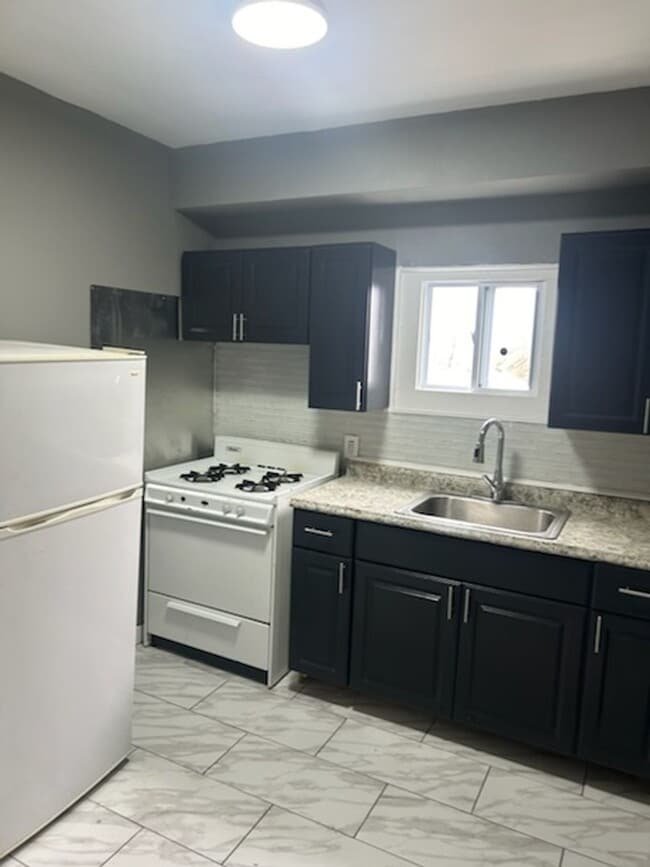 Building Photo - Spacious 3 bedroom apartment for rent in B...