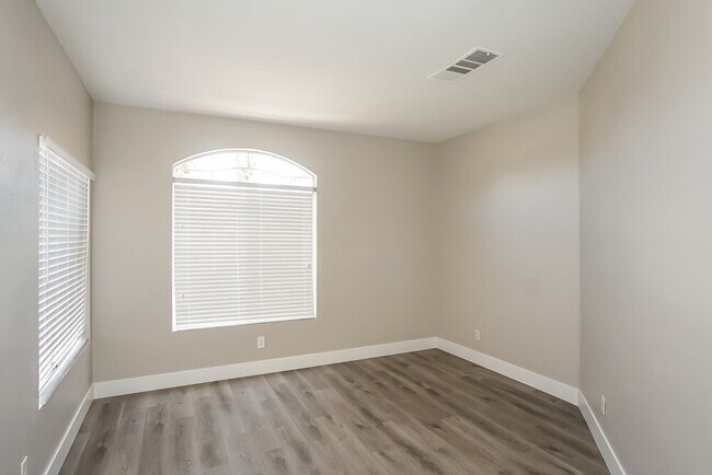 Photo - 456 Wright Way