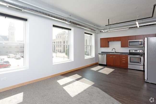 1BR, 1BA - 672 SF - Living Room