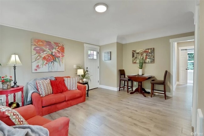 Upper Living Room - 3819 21st Ave SW