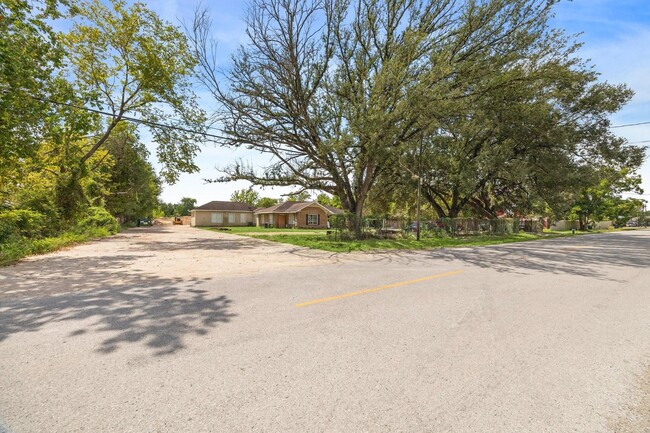 Photo - 1450 Mesquite St
