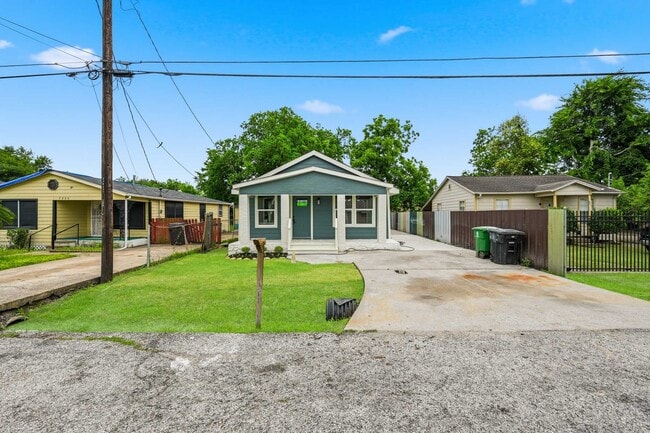 Photo - 7946 Fowlie St