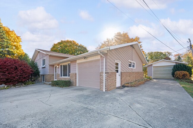 Photo - 1332 W Glenlord Rd