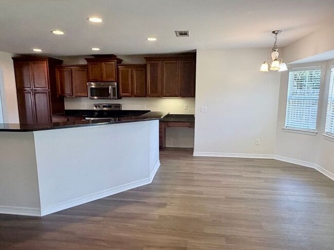 5836 Chi Chi Cir