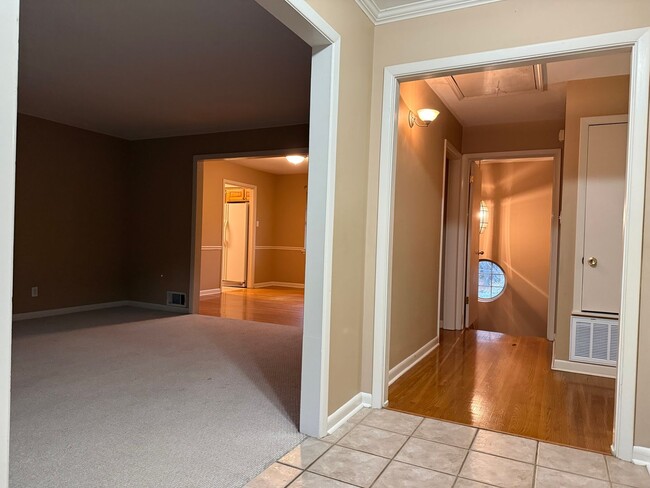 Photo - 323 Auburn Dr