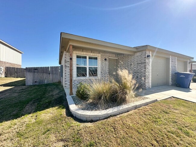 Building Photo - 1712 Castroville Trl