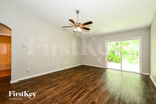 Photo - 403 W New England Dr