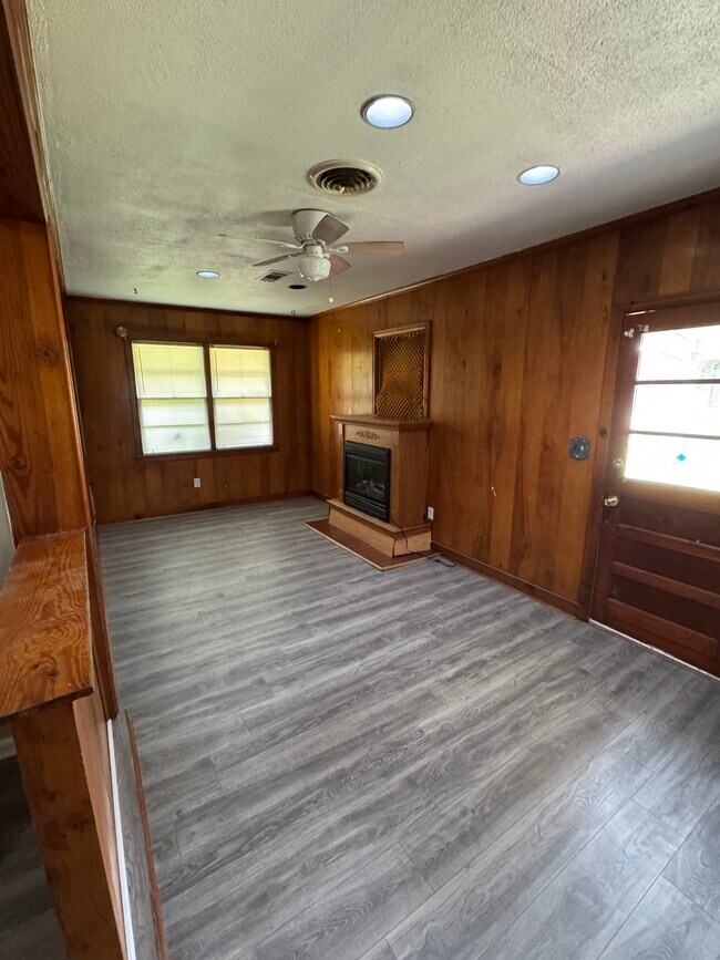 Photo - 1833 Midway St