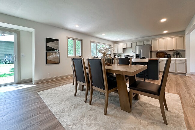 Photo - 922 N 122nd St