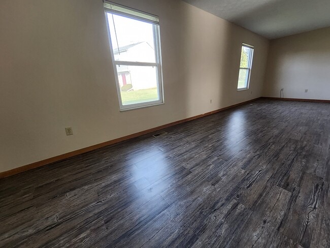 Photo - 220 Heritage Cir