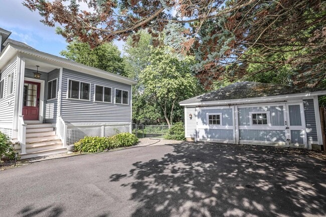 Photo - 749 Maple St