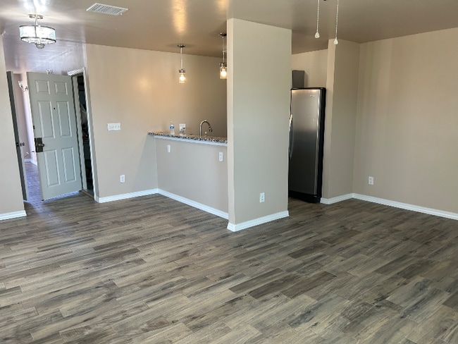 Photo - 5717 Manila Dr