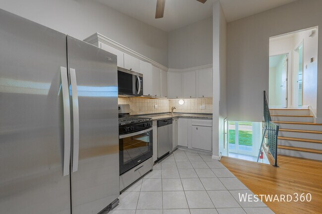 Photo - 325 E Lake St