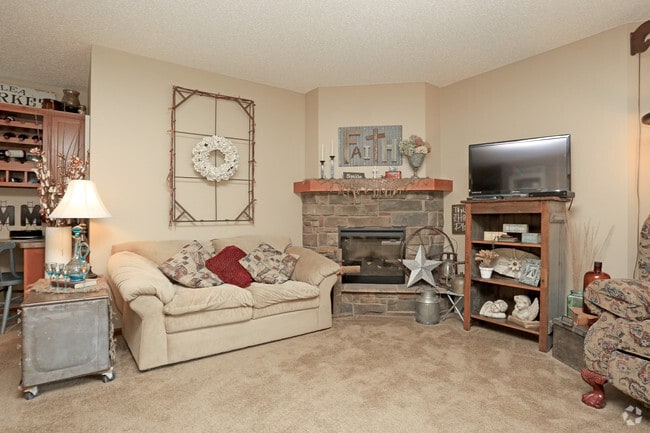 1BR, 1BA - 900 SF