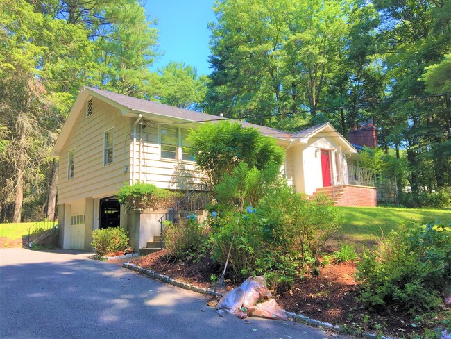 Building Photo - 53 Deerhaven Rd