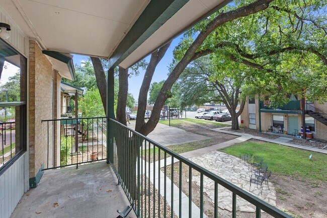 Photo - Great Location, Immediate Move In available - 2 bed / 2 bath Condo - 100% off First Month's rent!