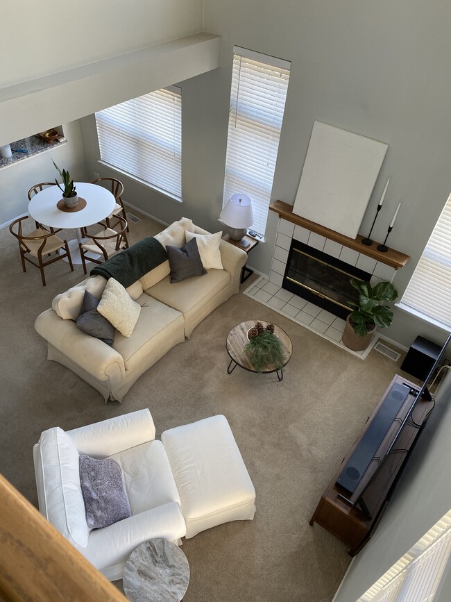Sala familiar vista desde la pasarela - inquilino más reciente - 344 S Lancelot Ln