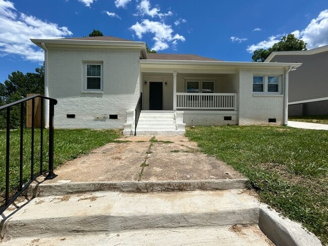 Building Photo - Renovated Spacious 3 Bedroom 2 bath with Full Appliance Package
