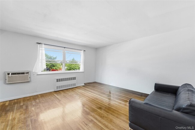 Building Photo - 59-17 Kissena Blvd Unit 2FL