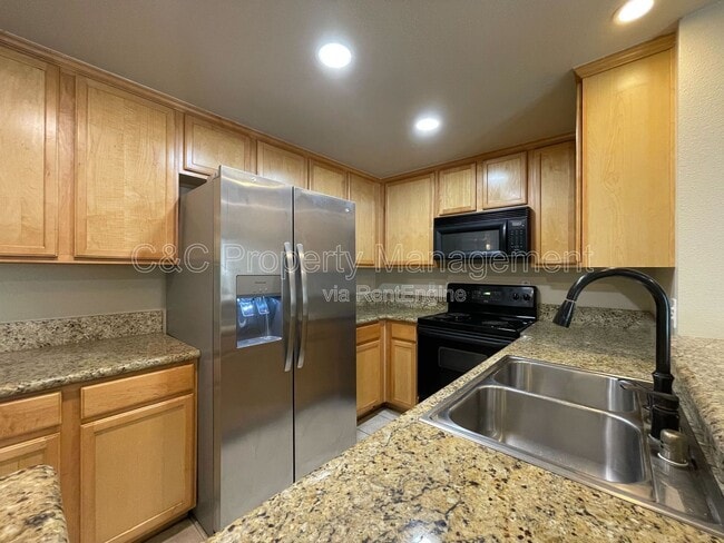 Building Photo - 4013 Oakcrest Dr Unit 6