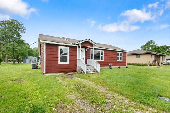 Photo - 3 Bed, 2 Bath Home Available in May!