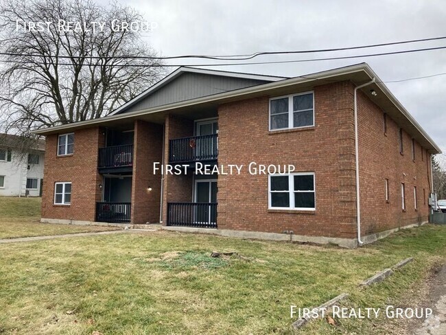 Building Photo - 2 Bedroom, 1 Bath Apartment, Move in Ready... Unit #3