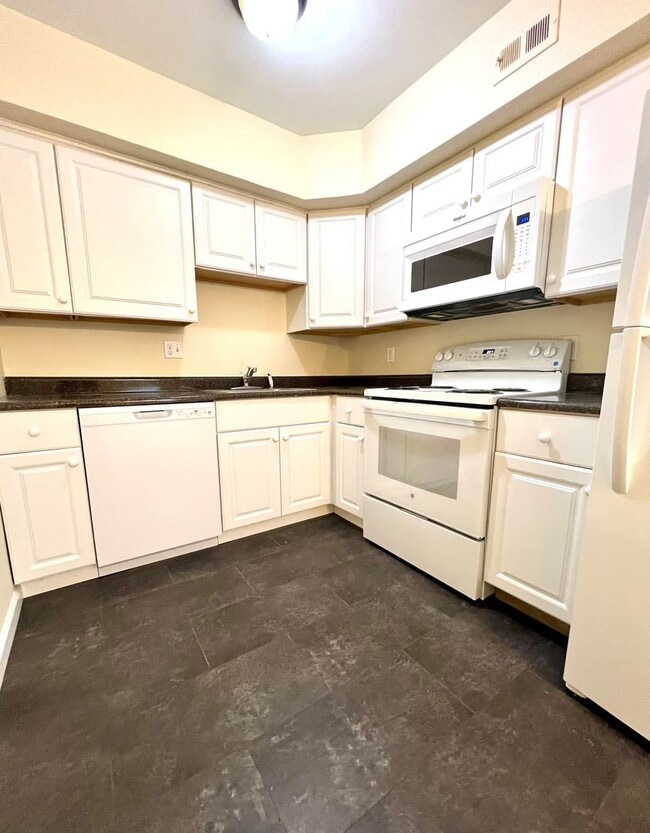 Building Photo - Washington Pl 246-247 Unit 246