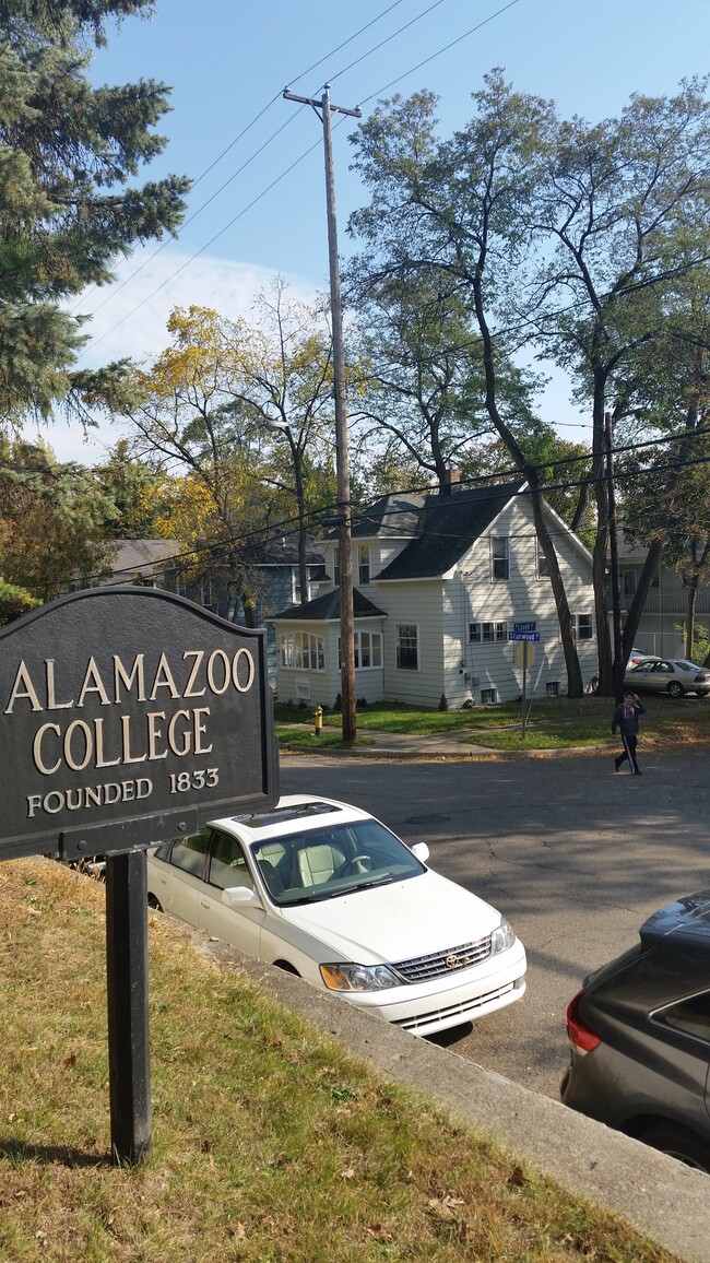 Down the street from Kalamazoo College - 1215 W Lovell St Unit 1215 W Lovell Street Rental