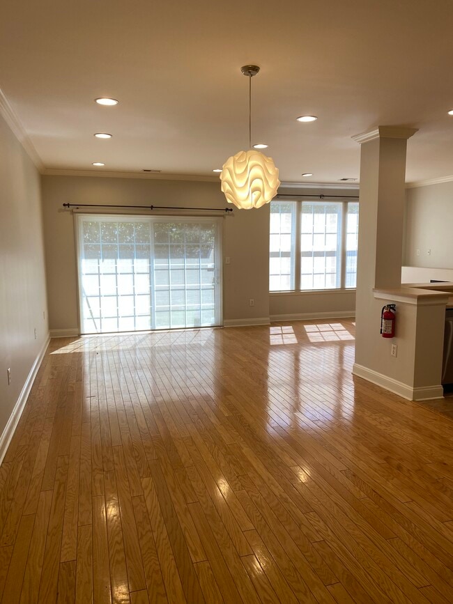 Comedor - 258 Riverwalk Way