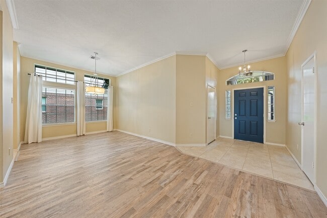 Photo - 211 Scarlet Maple Dr