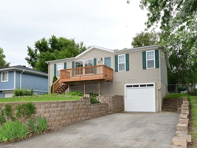Photo - 4 bedroom / 3 bath in Yutan! Available Now!