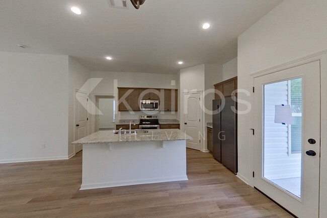 Photo - 105 Salvat Dr